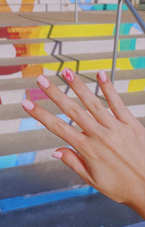 Preppy Dip Nail Ideas, Pink Lighting Bolt Nails, Preppy Nails Lightning Bolt, Lightning Bolt On Nails, Dip Nails Preppy, Nails Lighting Bolt, Nails Dip Summer, Lightning Bolt Nail Design, Preppy Dip Nails