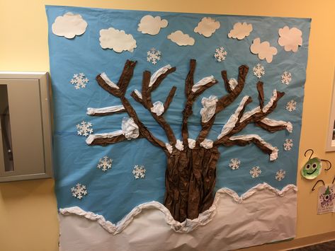 Winter tree bulletin board Winter Tree Classroom Decoration, Winter Tree Bulletin Board Ideas, Winter Tree Bulletin Board, Winter Bulliten Boards For School, K4 Crafts, Tree Bulletin Board, Bulletin Board Tree, Childhood Activities, Holiday Bulletin Boards