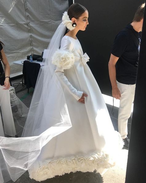 Chanel Wedding Dress, Chanel Gown, Camille Hurel, Look Gatsby, Chanel Wedding, Bridal Ponytail, Style Année 70, Chanel 2017, Wedding Lookbook