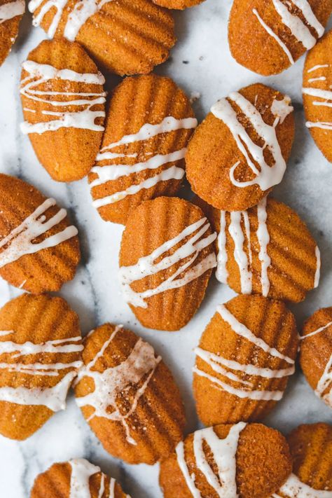 Browned Butter Pumpkin Madeleines - bethcakes Classic Madeleine Recipe, Madeleine Recipe, Thanksgiving Desserts Table, Peanut Butter Cake, Cake Bites, Browned Butter, Rum Cake, Peanut Butter Lovers, Peanut Butter Chips