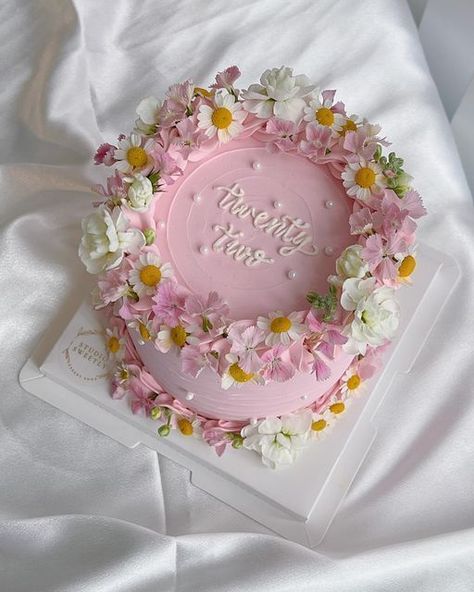 Floral Vintage Cake, Cute Girly Cakes, Floral Cakes Birthday, Garden Party Birthday Cake, Floral Cake Design Birthday, Floral Mini Cake, Girly Cake Ideas, Pastel Floral Cake, Pink Cake With Flowers