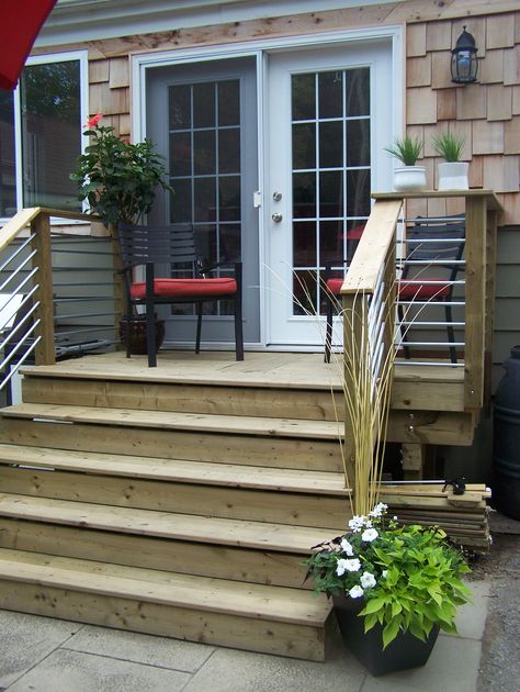 our back deck design - very cost effective - used conduit (electrical tubing) Deck With Steps, Exterior Refresh, Diy Patio Ideas, Backyard Decks, Veranda Design, Deck Skirting, Patio Stairs, Balkon Decor, Paver Designs