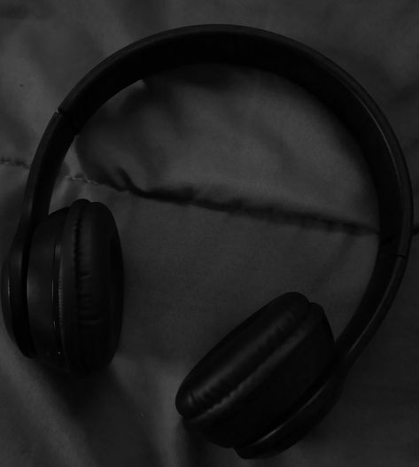 Headphones Aesthetic Dark, Ashlyn Aesthetic, Ashley Aesthetic, Ash Core, Playlist Icons, Aesthetic Headphones, Headphones Aesthetic, Bose Headphones, Feeling Empty