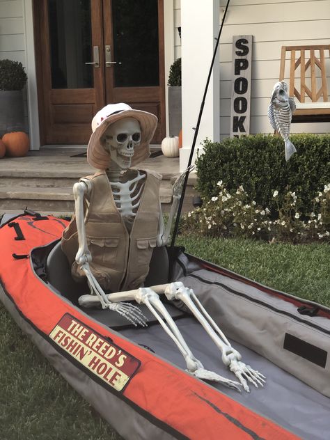 Halloween front yard decoration. Fishing skeleton in a kayak Fishing Skeleton Decoration, Camp Site Halloween Decorations, Fisherman Skeleton, Halloween Front Yard Decorations, Campsite Halloween, Halloween Front Yard, Front Yard Decorations, Traditional Tattoo Halloween, Skeleton Fishing