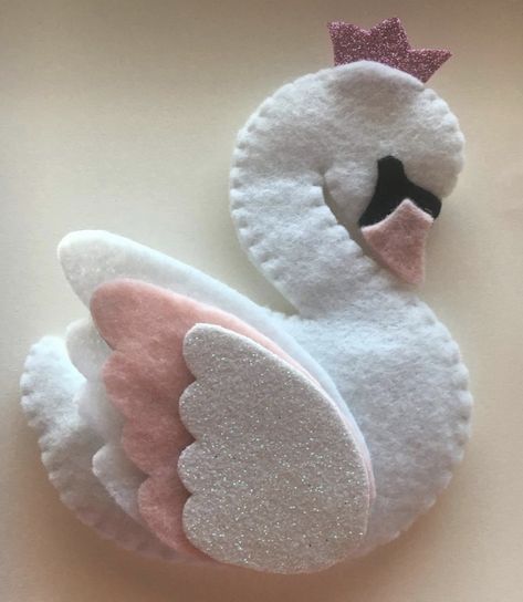 Pannolenci Ideas, Felt Craft Projects, Felt Ornaments Patterns, Felt Animal Patterns, Felt Crafts Patterns, Felt Crafts Christmas, Felt Crafts Diy, Handmade Flowers Fabric, Felt Birds