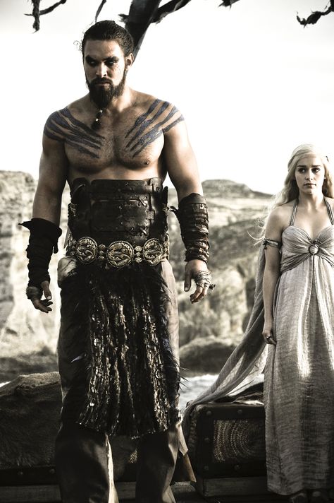 Daenerys + Drogo #GoT Game Of Thrones Tv, Got Game Of Thrones, Hallowen Costume, Gra O Tron, Games Of Thrones, Valar Morghulis, Andrew Lincoln, Tv Couples, Mother Of Dragons