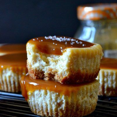 Carmel Cheesecake, Caramel Cheesecake Bites, Salted Carmel, Mini Cheesecake Recipes, Salted Caramel Cheesecake, Caramel Cheesecake, Cheesecake Bites, Caramel Recipes, Soft Pretzels