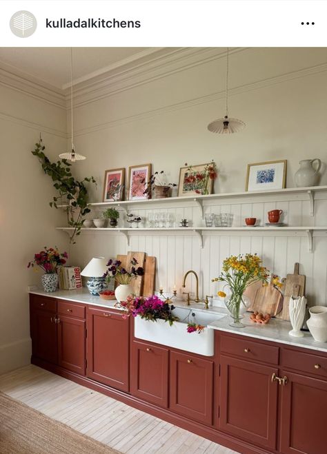 Long Living Room Kitchen Layout, Pale Green Kitchen Ideas, Red Kitchen Backsplash, Deep Red Kitchen Cabinets, Pink Red Kitchen, Red And Cream Kitchen, Cosy Kitchen Ideas, Kitchen With Red Accents, Colourful Kitchen Ideas