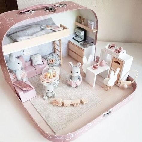 Travel Dollhouse, Doll Suitcase, Modern Dollhouse Furniture, Mini Doll House, Doll House Crafts, Modern Dollhouse, Wooden Dollhouse, Miniature Diy, Miniature Houses