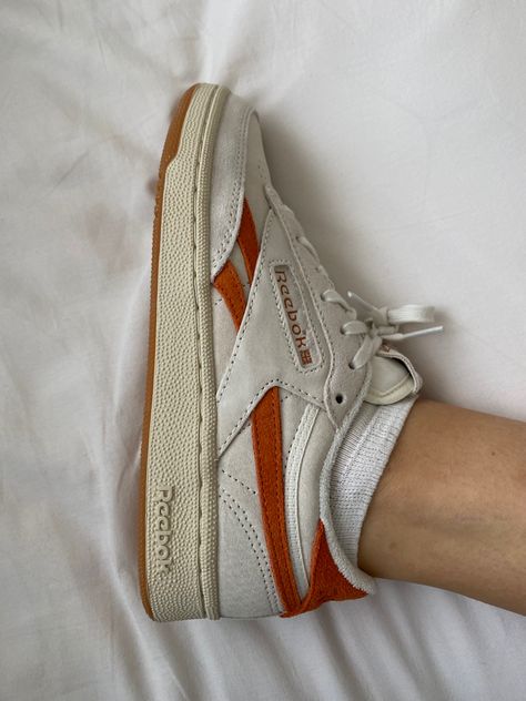 Reebok Vintage Sneakers Outfit, Shoes Rebook Sneakers, Rebock Shoe Aesthetic, Rebook Shoes Outfits, Skater Shoes Aesthetic, Rebook Shoes Women, Vintage Sneakers Retro, Rebox Shoes, Reebok Shoes Outfit