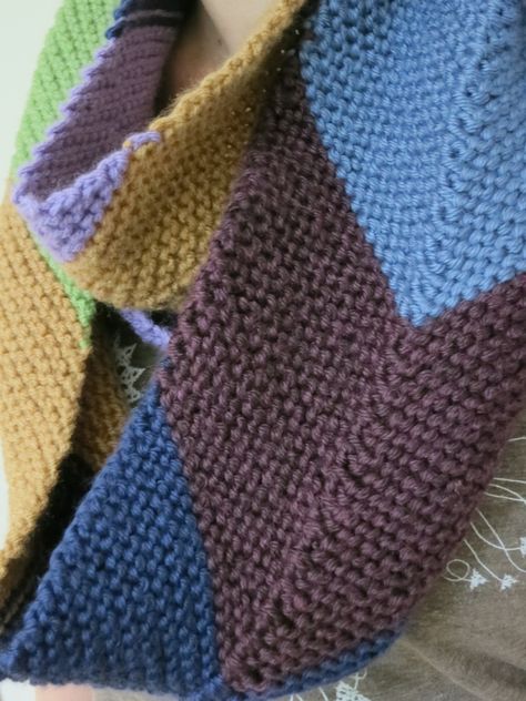 Knit Chevron Scarf Free Pattern, Color Block Knitting Pattern, Easy Cowl Knitting Pattern, Knit Chevron, Knitting Pattern Easy, Knit Dishcloth Pattern, Knit Cowl Pattern Free, Cowl Knitting, Dog Clothes Diy