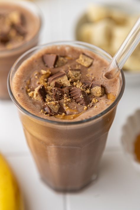 This Tropical smoothie peanut butter cup recipe is one of the best tropical smoothie smoothies in my opinion! It combines peanut butter with cocoa powder, banana, and your go-to milk to make a creamy peanut butter drink that you will be obsessed with. I love this combination because it tries to replicate the flavors of a peanut butter cup in a healthier way allowing you to indulge in your favorite treat any time the cravings hit! Peanut Butter Drink, Island Green Smoothie Recipe, Smoothie Peanut Butter, Peanut Butter Cup Smoothie, Smoothie King Recipes, Peanut Butter Powder Recipes, Tropical Smoothie Recipes, Tropical Smoothie Cafe, Peanut Butter Cups Recipe