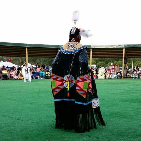 Fancy Shawl.  Beadwork and shawl by Norma Flying Horse Fancy Shawl Beadwork, Fancy Shawl Regalia Design, Shawl Dancer, Fancy Shawl Regalia, Native Dresses, Shawl Ideas, Fancy Shawl, Squash Blossom Jewelry, Powwow Regalia