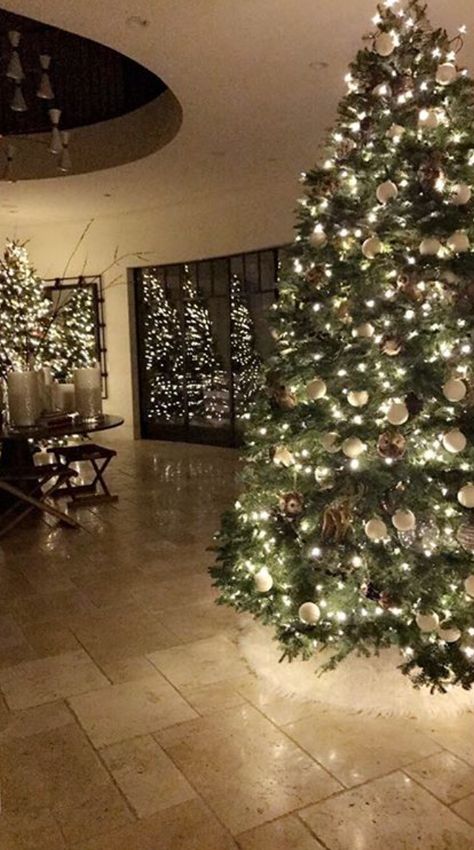 Celebrities Christmas, House Christmas Decorations, Kardashian Christmas, Celebrity Christmas, Kardashian House, Manifesting Life, Christmas Themes Decorations, Flocked Christmas Trees, Instagram Diy