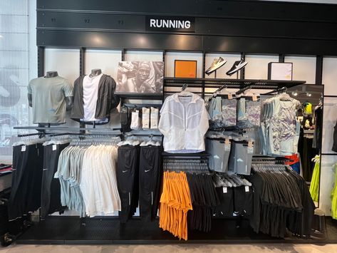 Nike Display Visual Merchandising, Nike Display, Nike Ideas, Mannequin Ideas, Visual Merchandising Fashion, Display Visual Merchandising, Visual Merchandising Displays, Mens Running, Merchandising Displays