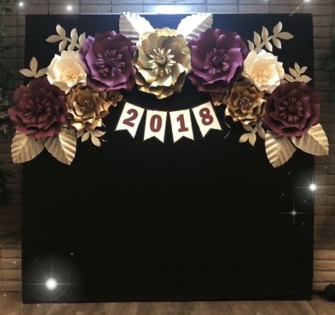 Graduation backdrop 2018 Graduation Photobooth Idea, Girl Graduation Party, Graduation Party Backdrops, Engagement Banner, Graduation Party High, Graduation Crafts, Graduation Backdrop, Grad Party Decorations, College Graduation Parties