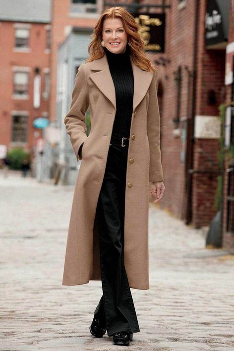 Camel Coat / street style fashion / fashion week #coat #fashion #womensfashion #streetstyle #ootd #style / Pinterest: @fromluxewithlove Walking Down The Street, Coat Outfit, Long Wool Coat, Winter Mode, Camel Coat, Baby Boomer, Red Coat, Rain Coat, Coat Outfits