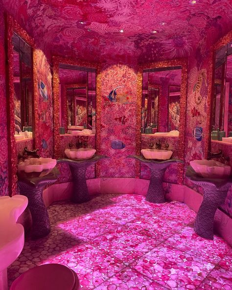 Trippy Bathroom, Princess Bathroom, Vintage Apartment Decor, Fish Bathroom, Fish Restaurant, Vintage Apartment, Asian Restaurant, Night Bar, Beauty Room Decor