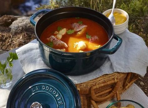 Cook warm and steamy hot meals with some of these hot pick recipes to try out at home using the Staub cocotte or any cast-iron casserole. Coquette Recipes, Staub Dutch Oven, Staub Cocotte, Farmhouse Bread, Meat Seasoning, Japanese Chef, Enameled Cast Iron, Roasting Pan, Hot Meals