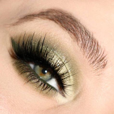 Khaki Makeup Look, Olive Green Makeup Look, 70s Green Eyeshadow, Pale Green Eyeshadow, Pakistani Makeup Looks, Pakistani Makeup, Shiny Makeup, Green Eyeshadow Look, Light Skin Makeup