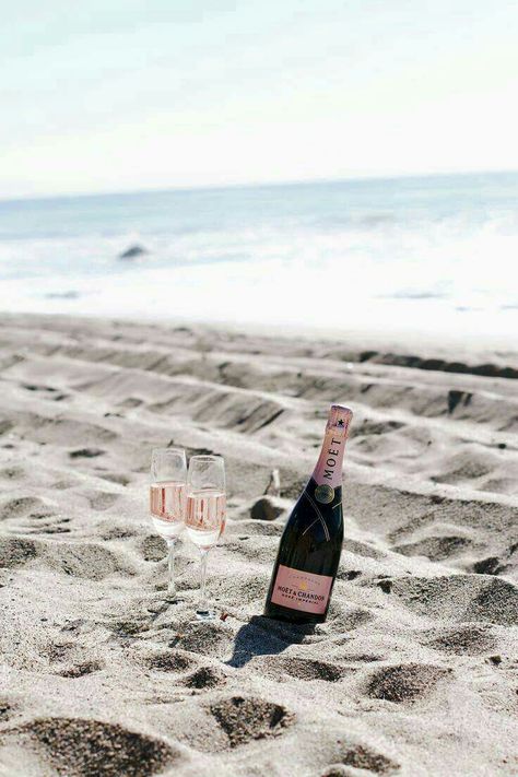 Mensajes Champagne Moet, A Bottle Of Wine, Beach Please, Bottle Of Wine, Beach Picnic, Wanderlust Travel, Beach Vibe, The Sand, Beach Life