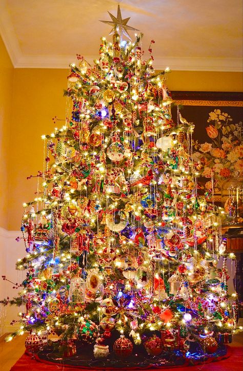 Christmas Tree Astetic, Novelty Christmas Tree, Radko Christmas Tree Ideas, Traditional Christmas Tree Multicolor, Vintage Xmas, Christmas Tree Ideas Multicolor Lights, Christmas Tree Multi Color Lights Decor, Christmas Trees With Retro Lights, Multo Colored Christmas Tree