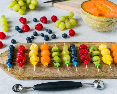 Creative Fruit Kebobs! Catering Food Displays, Fruit Appetizers, Kids Juice, Clean Eating Plans, Bowl Party Food, Fruit Skewers, Fruit Packaging, Fruit Displays, Fruit Kabobs