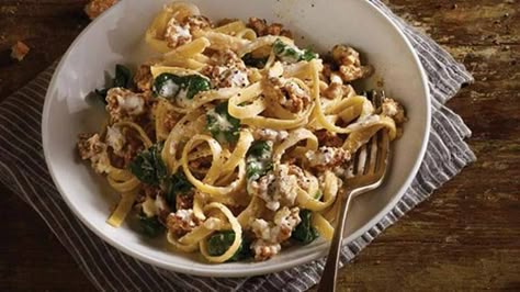 Rich and flavorful, this pasta recipe combines Jimmy Dean® Pork Sausage with spinach, garlic, and Alfredo sauce to create a dinner that really sings Sausage On A Stick, Sausage And Spinach, Sausage Recipes For Dinner, Spinach Alfredo, Jimmy Dean Sausage, Sausage Lasagna, Sausage Dinner, Sage Sausage, Diner Recept