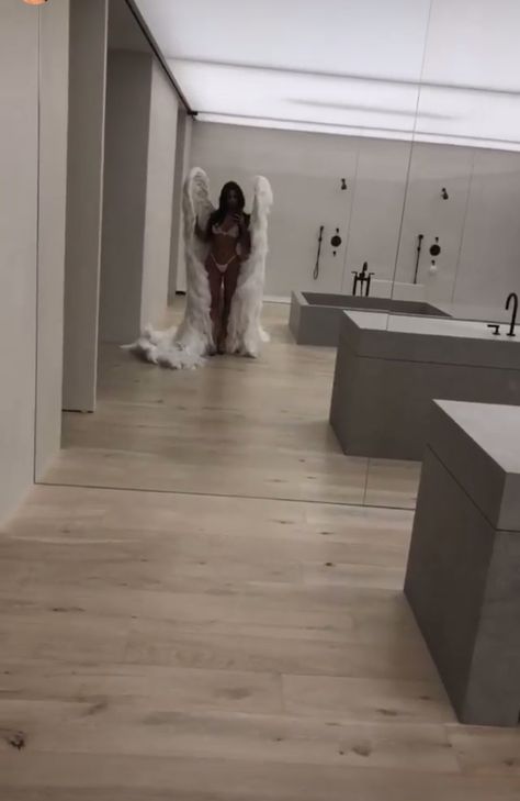 Kim Kardashian House Interior, Kim Kardashian Bathroom, Kardashian Bathroom, Kim Kardashian Blazer, Kardashian Houses, Kim Kardashian Wedding Dress, Kim Kardashian House, Kim Kardashian Blonde, Young Kim Kardashian