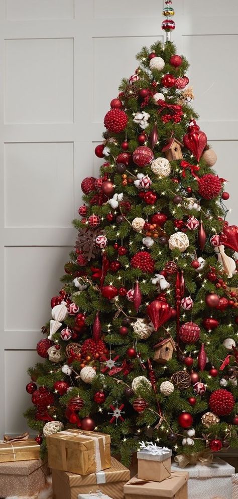 Ideas To Decorate Christmas Tree, Red Xmas Tree Decorating Ideas, Xmas Tree Decorations Ideas, Christmas Tree Decor Ideas 2022, How To Decorate A Christmas Tree, Classic Christmas Tree Decor, Christmas Tree Inspiration Traditional, Traditional Christmas Tree Ideas, Outdoor Christmas Tree Decorations