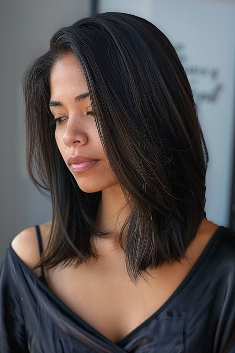 Sleek mid-length angled lob with a glossy finish and a deep side part. Mid Length Haircut No Layers, 2024 Medium Haircuts, Long Bob Haircuts Side Part, Mid Short Haircut, Below The Shoulder Haircut, Mid Hair Cuts, Hair Cuts Side Part, Mid Length Hair Side Part, Color Bone Length Hair