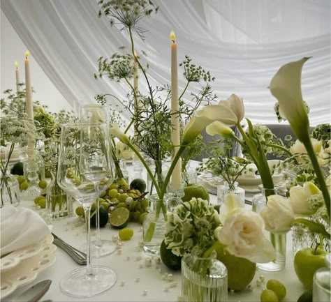 Chic Modern Wedding Decor, Simple Flowers Wedding Table, White And Green Wedding Table, Greenery Wedding Table Decor, Non Floral Wedding Centerpieces, White And Green Wedding Decor, Green And White Party, Green Wedding Table Decor, Modern Green Wedding