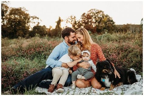 Fall Family Photos With Dogs, Family Photos In Field, Family Photos With Dogs, Photos In Field, Shooting Couple, Cute Family Photos, Family Photos With Baby, Family Photoshoot Poses, Fall Family Portraits