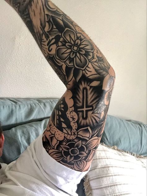 Traditional Tattoo Sleeve Filler, Fill In Tattoo Ideas, Traditional Tattoo Filler, Old School Tattoo Sleeve, Hals Tattoo Mann, Traditional Tattoo Man, Tato Flash, Mangas Tattoo, Tattoo Sleeve Filler