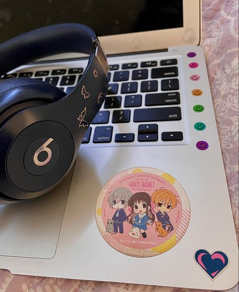 Beats Headphones Stickers, Stickers On Beats Headphones, Aesthetic Beats Headphones, Headphones Aesthetic Beats, Decorated Beats Headphones, Beats Headphones Decoration, Beats Headphones Outfit, Headphone Deco, Beats Aesthetic