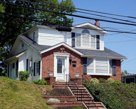 Small Town New York, Suburban Exterior, Suburban House Exterior, Suburban Gothic, Brooklyn Image, 80s House, Spanish Projects, Bloxburg Houses, Sims Builds