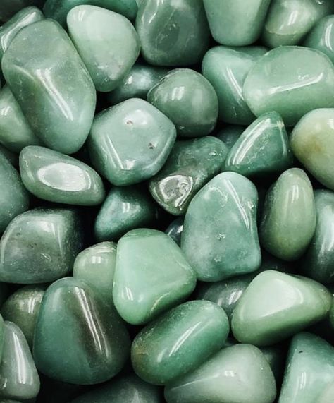 Healthy Fruit Drinks, Mint Aesthetic, Mint Green Aesthetic, Green Aventurine Crystal, Crystal Aesthetic, Aventurine Crystal, Pretty Rocks, Green Theme, Sandbox