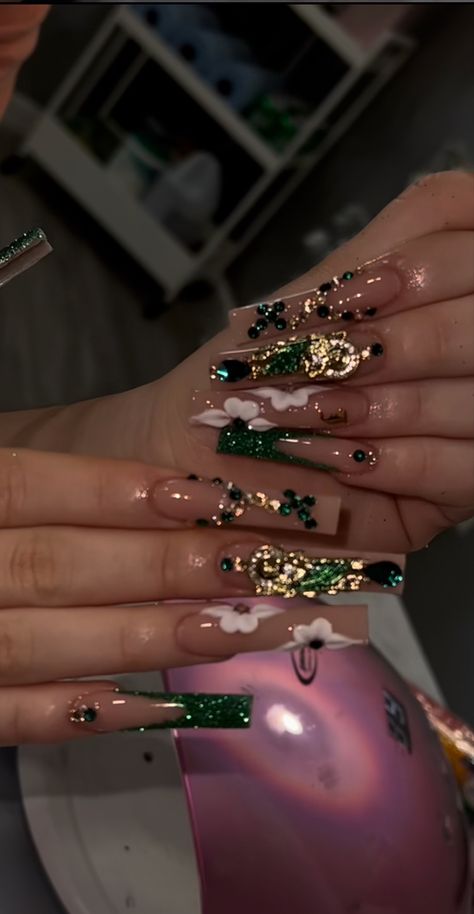 Green Nails Bling, Long Acrylic Nail Designs Emerald Green, Long Acrylic Nails San Judas, Dramatic Prom Nails, Green Garden Nails Design, Emerald Green Nails San Judas, St Judas Nails, Simple Dark Green Nail Designs, Green Gold Acrylic Nails