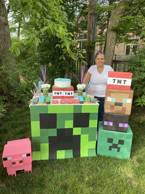 Minecraft Birthday Table Decoration, Minecraft Candy Table, Minecraft Dessert Table, Minecraft Table Decorations, Minecraft Party Ideas Decoration, Minecraft Diy Party Decorations, Minecraft Treats, Minecraft Table Ideas, Minecraft Birthday Party Food