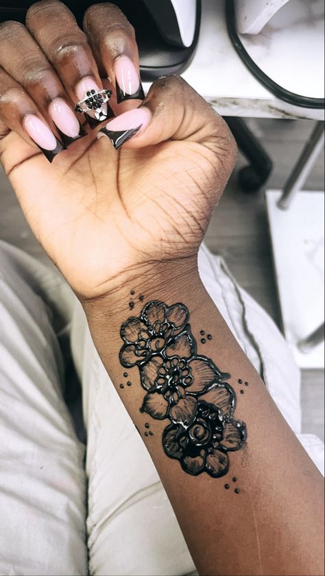 Henna With Nails, Kaws Henna, Henna Black Women, Henna On Neck, Henna Tattoo Designs Black Women, Henna Tattoo Designs Forearm, Henna Designs Forearm, Prom Henna, Henna On Foot