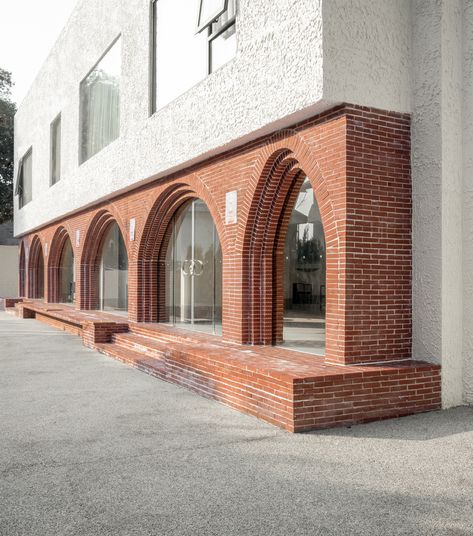 Overhangs Architecture, Catwalk Architecture, Wall Architecture Design, Stucco Building, Grafton Architects, Old And New Architecture, Hotel Architecture Design, Arch Facade, Pointed Arch