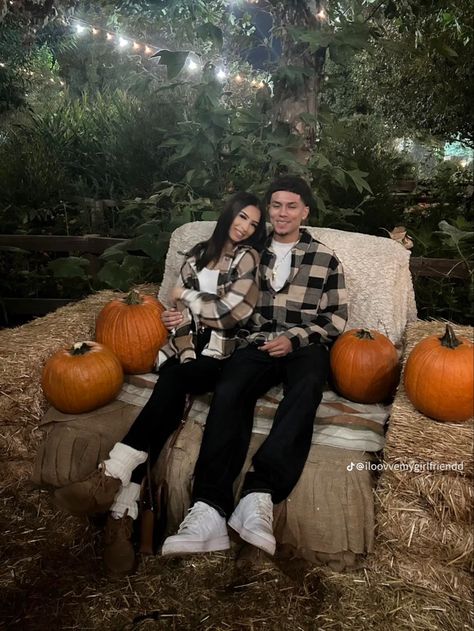 Fall Matching Outfits Couple, Fall Couple Pictures, Fall Couple Photos, Pumpkin Patch Pictures, Fall Photo Shoot Outfits, Couple Fits, Pumpkin Patch Outfit, Cute Date Ideas, Cute Couple Outfits