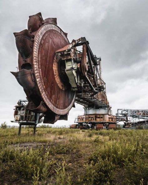 The Blue Miracle: The largest piece of abandoned machinery in the world - Abandoned Spaces Abandoned Theme Parks, City Of Adelaide, Abandoned Warehouse, Abandoned Hotels, Abandoned Vehicles, Post Apo, Abandoned Churches, Underwater City, Abandoned Ships