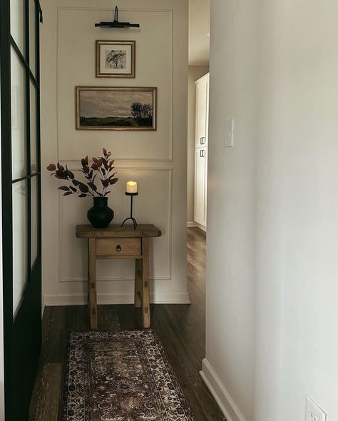 End Of Hallway, Narrow Hallway Decorating, Corner Decor, Casa Vintage, Hall Decor, Home Entrance Decor, Hus Inspiration, Home Inspo, Decor Home Living Room