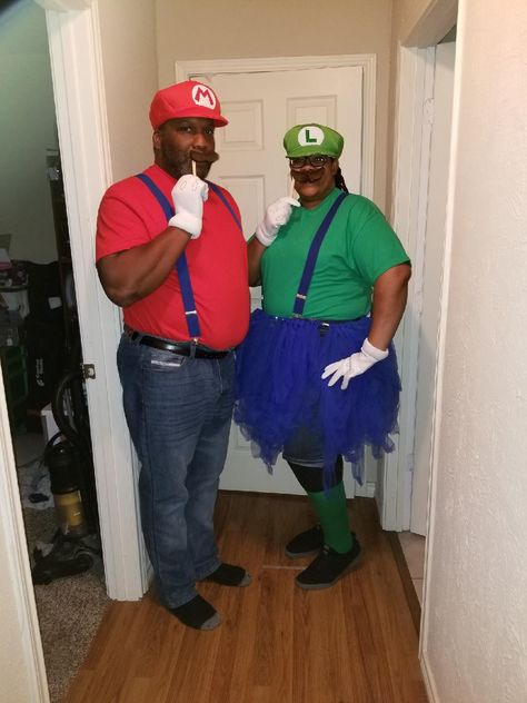 Easy DIY Mario and Luigi costumes! We did buy the hat and gloves set. Halloween Mario And Luigi, Mario And Luigi Girl Costumes, Mario And Luigi Makeup, Luigi And Mario Costume, Mario And Luigi Costumes Couple, Matching Outfit Ideas Best Friend, Mario And Luigi Costumes Women, Luigi Makeup, Luigi Outfit