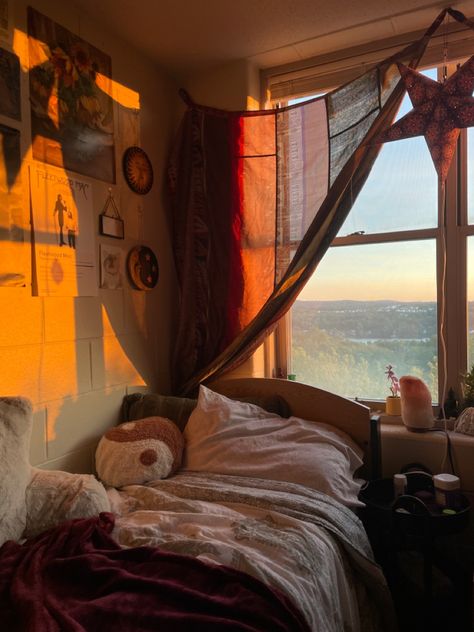 London Bedroom Aesthetic, 70s Bedroom Aesthetic, Uni Accommodation, 70s Bedroom, Bedroom Aesthetic Cozy, University Rooms, London Bedroom, Dream House Aesthetic, Aesthetic Cozy