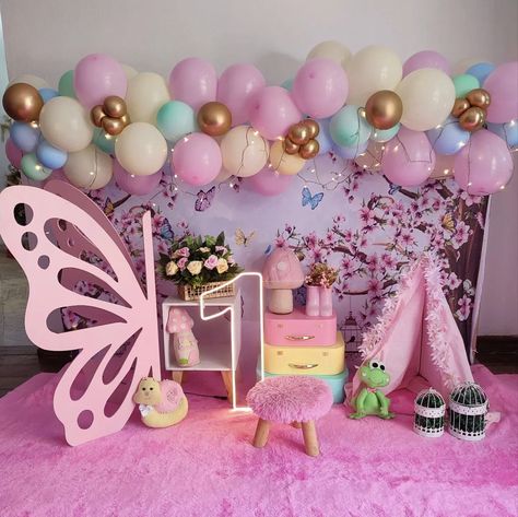 Butterfly Photoshoot Ideas, Giant Birthday Cake, Butterfly 1st Birthday, Butterfly Themed Birthday Party, Baby Birthday Photoshoot, Smash Cake Girl, Butterfly Birthday Party, 1st Birthday Party Themes, Happy Birthday Frame