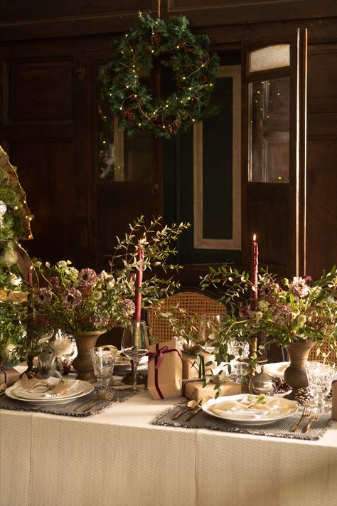 Chic Holiday Party Decor, Elegant Holiday Tablescapes, Dinner Party Long Table, Eucalyptus And Candles, Mid Winter Christmas, Lunch Table Settings, Table Presentation, Christmas Dining Table Decor, Winter Tablescapes