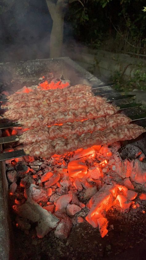 Bbq Night Snapchat, Bbq Pics, Pixel Wallpaper, Bbq Night, Middle East Food, Instagram Movie, Book Photography Instagram, Rainy Day Aesthetic, Fire Photography