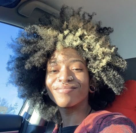 Afro With Colored Tips, Afro Hair Dye Ideas, Died Afro, Dyed Afro Hair 4c Purple, Big Afro Hair Aesthetic, Boys Colored Hair, Dyed Curly Hair, Short Curly Haircuts, Black Braids